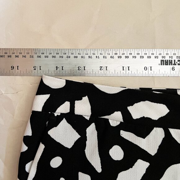 NWOT Urban Outfitters Alice & UO Black & White Patterned Shorts Size 0 - Picture 10 of 14